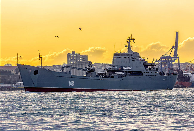 Десантный корабль ВМФ России, у которого на полпути в Сирию отказал двигатель, завели на буксире в Черное море 01 Десантный корабль ВМФ России, у которого на полпути в Сирию отказал двигатель, завели на буксире в Черное море 01