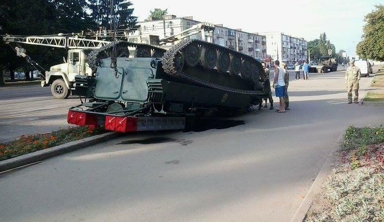 Зенитно-ракетный комплекс "Стрела-10" перевернулся в Конотопе. ФОТО