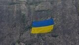Спецназовцы СБУ вывесили на горе в Крыму гигантский флаг Украины. ФОТОрепортаж.