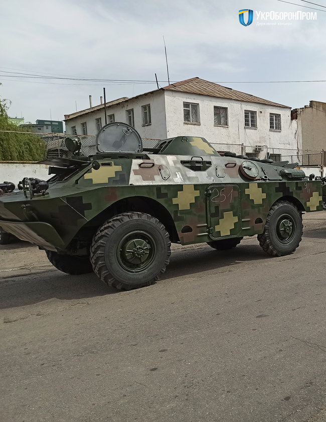 Миколаївський бронетанковий завод передав військовослужбовцям понад 10 відновлених БРДМ 02