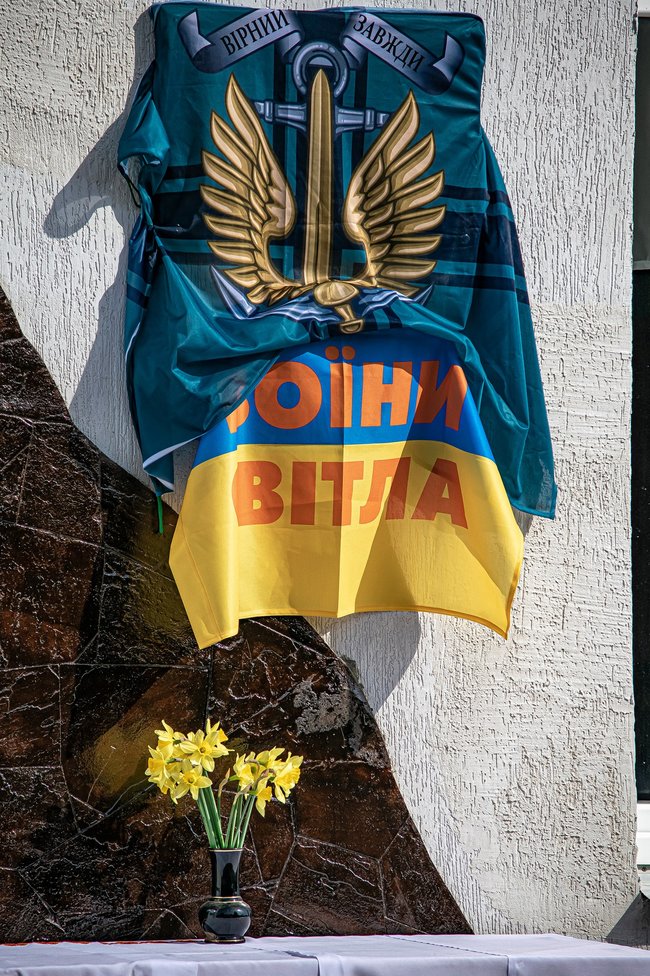 Меморіальну дошку загиблому в зоні ООС морпіху 36-ї ОБрМП Володимиру Бондарюку відкрили в Миколаївській області 08
