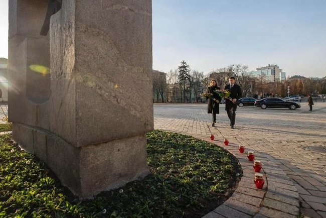 Зеленський із дружиною вшанував память жертв Голодомору 1932-1933 років 01