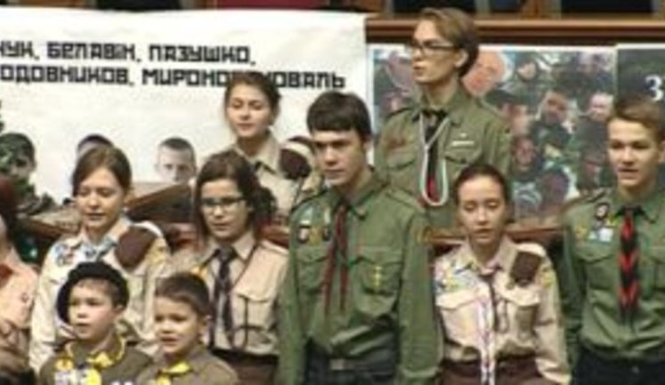 Украинские пластуны передали вифлеемский Огонь Мира в Раду. ВИДЕО