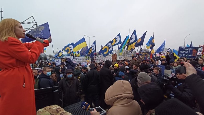 Прихильники Порошенка зібралися біля аеропорту Київ 20