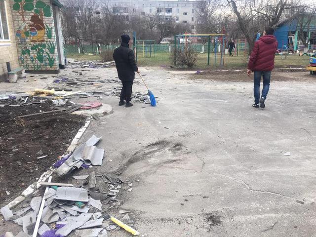 Окна повыбивало, двери внутри повыбивало, - последствия взрыва складов в Балаклее 03