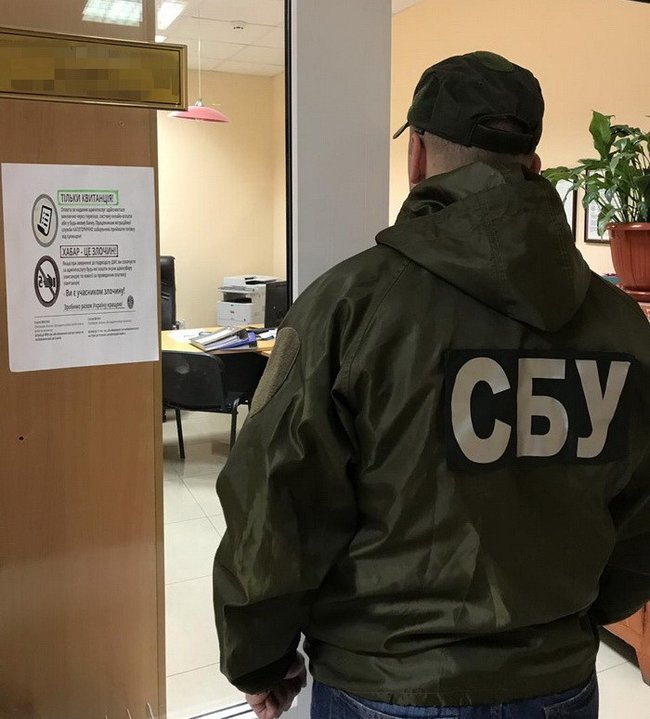 Один из руководителей миграционной службы Черновцов попался на взятке 12 тыс. грн, - СБУ 01