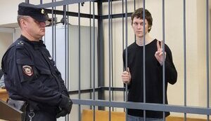 Росіянина посадили більш ніж на 3 роки за те, що він спалив опудало у військовій формі