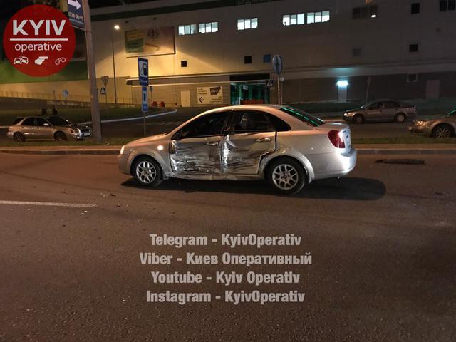 Масштабна ДТП у Києві: зіткнулися пять автомобілів, троє постраждалих 11 Масштабна ДТП у Києві: зіткнулися пять автомобілів, троє постраждалих 11