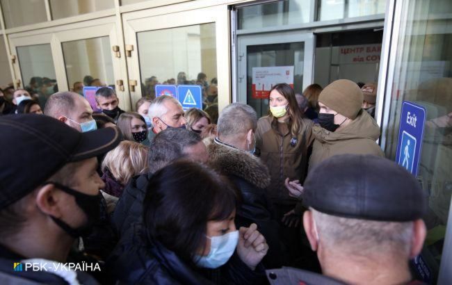 Желающие вакцинироваться заблокировали медиков в прививочном центре Ивано-Франковска 01