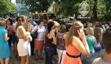Студенты перекрыли дорогу, протестуя против решения Табачника закрыть вуз: "Помогите спасти университет!". ФОТОрепортаж