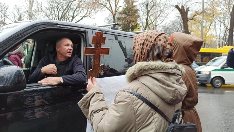 Opponents of vaccination blocking streets in downtown Kyiv 48