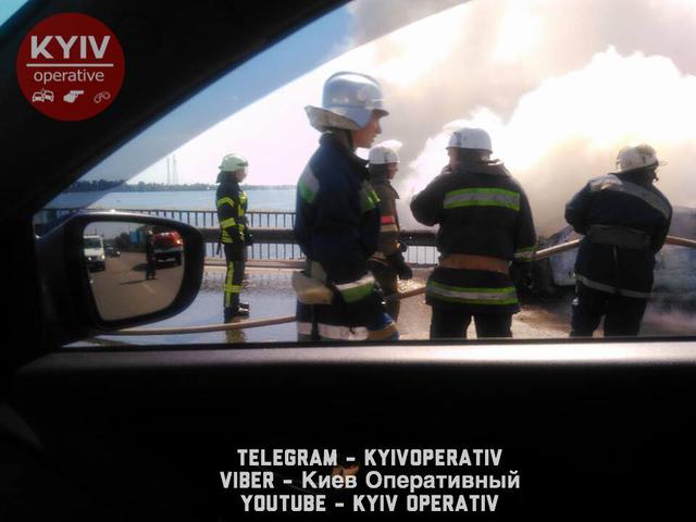 В Киеве на Южном мосту загорелся автомобиль: образовалась пробка 01