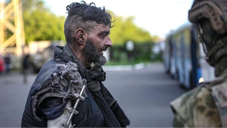 Сестра пораненого морського піхотинця з Азовсталі Михайла Діанова Альона: Ще на початку березня ми дізналися, що брата поранено в обидві ноги, а в правій руці постраждала і кістка. Чи отримує він медичну допомогу зараз у полоні - ми не знаємо 06