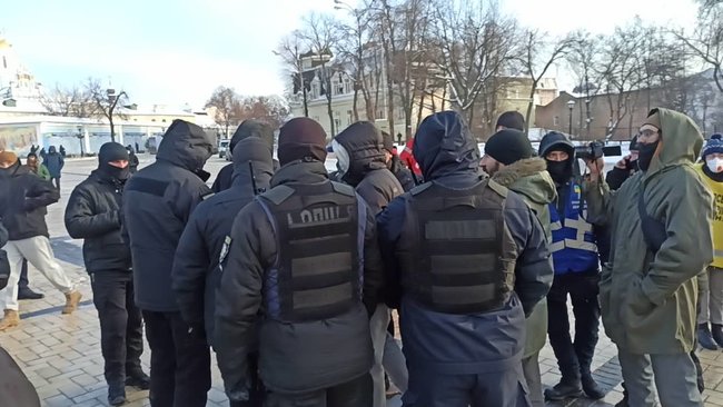Чемодан, вокзал, Камбоджа: в Киеве попытались провести акцию в память о жертвах леворадикального насилия 05