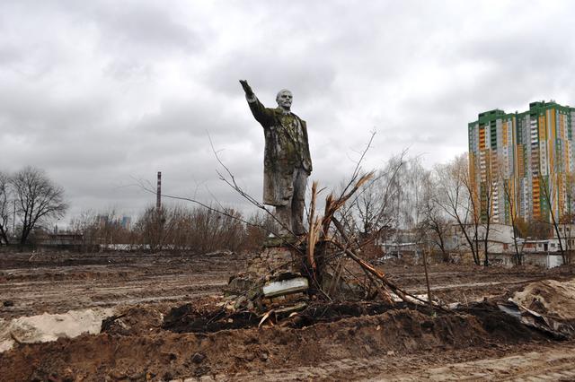 В Киеве на Оболони нашли последний недекоммунизированный памятник Ленину 02