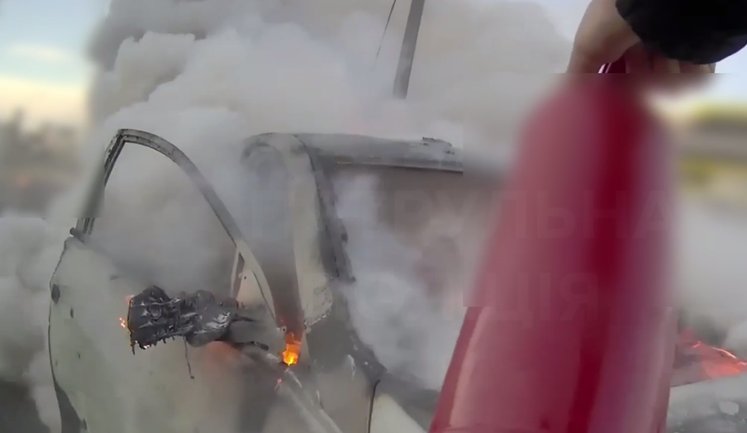 Extinguishing cars and providing aid: patrol officers’ work at site of Russian strike in Chabany. VIDEO