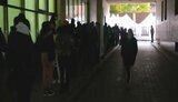 "До понедельника прививали по 300 человек в день, а сейчас доходит до 2 тысяч": в Днепре третий день огромные очереди на COVID-вакцинацию. ВИДЕО