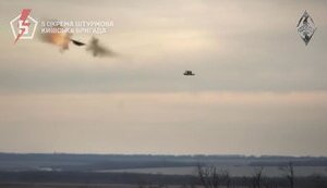 Український дрон, оснащений зброєю, розстрілює у небі ворожі безпілотники. ВIДЕО