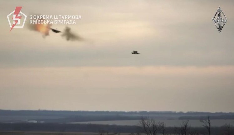 Український дрон, оснащений зброєю, розстрілює у небі ворожі безпілотники. ВIДЕО