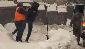 Поліцейська і комунальниця б’ються на вулиці засніженого Львова. ВIДЕО