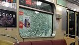 Хулігани пошкодили вікна в чотирьох потягах київського метро. ФОТО