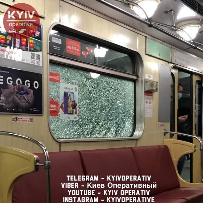 Хулиганы повредили окна в четырех поездах киевского метро 02