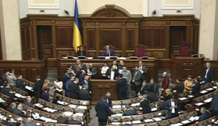 "Не устраивайте в зале балаган!", - депутаты поссорились из-за наследства и налоговой милиции. ВИДЕО