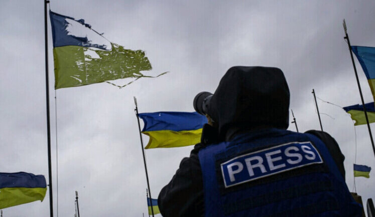 РФ удерживает в тюрьмах около 30 украинских журналистов, - НСЖУ