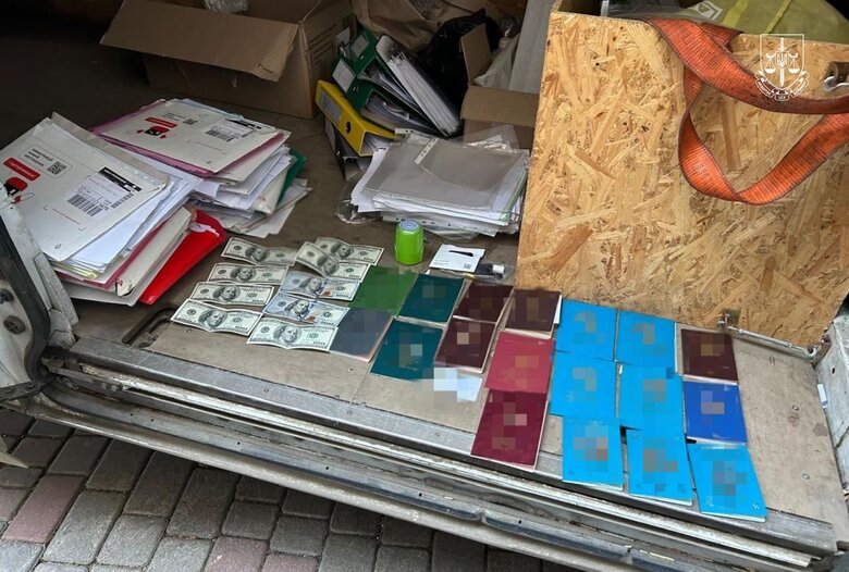 Правоохоронці викрили канал незаконного перевезення іноземців в Україну