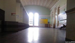 "Раньше было не протиснуться, а теперь...": На ж/д вокзале Симферополя - "пугающая пустота". ВИДЕО