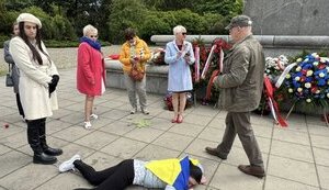"Терористи!": Активісти завадили послу РФ Андрєєву у Варшаві покласти квіти до пам’ятника радянським солдатам. ФОТОрепортаж