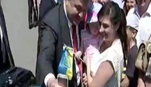 Одесситы благодарят Порошенко за "лучшего губернатора" и встречают словами "Слава Украине! Героям слава!". ВИДЕО