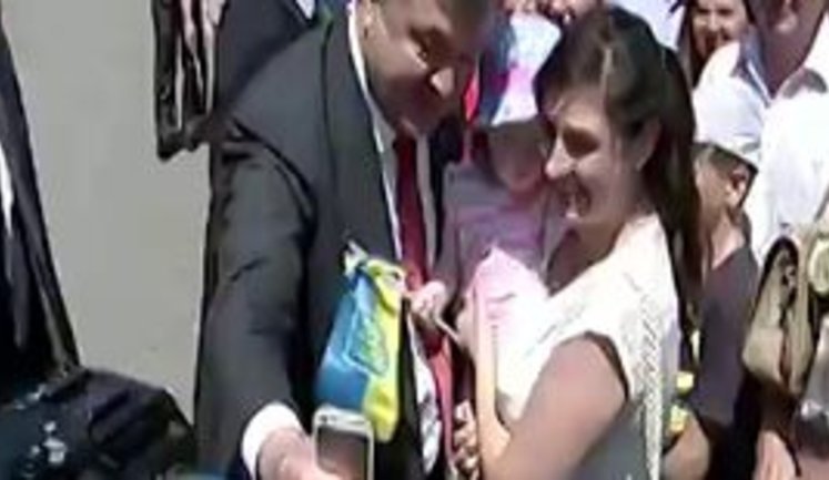 Одесситы благодарят Порошенко за "лучшего губернатора" и встречают словами "Слава Украине! Героям слава!". ВИДЕО