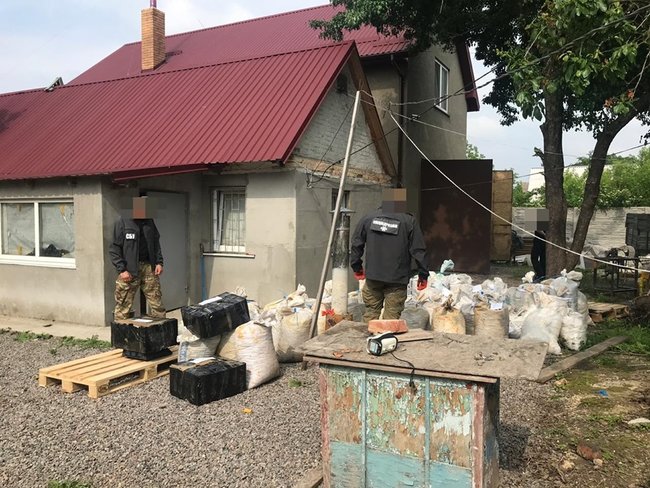 На Київщині з нелегального цеху вилучено 2 тонни бурштину, - прокуратура 01