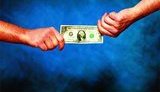 Купить валюту в Киеве сложно. Возле обменников уже появились менялы.