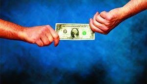 Купить валюту в Киеве сложно. Возле обменников уже появились менялы.