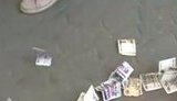 Белорусы сорят на улицах деньгами: Смотрите, это теперь копейки. ВИДЕО.