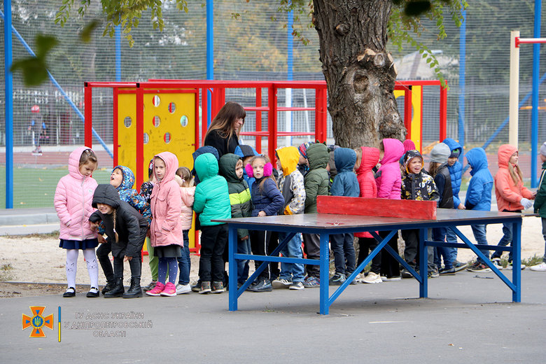 В одной из школ Днепра вспыхнул пожар: из здания эвакуировали 730 человек, - ГСЧС 01
