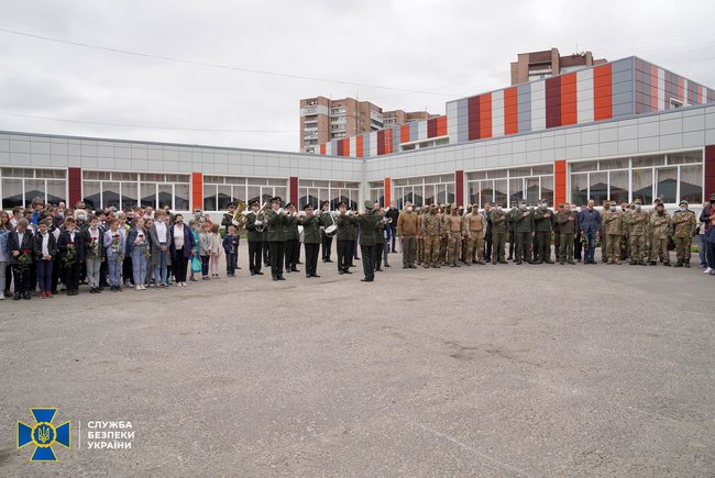 Меморіальну дошку загиблому в зоні ООС співробітнику СБУ Дмитру Каплунову відкрили в Харкові 02