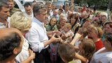 Ющенко в Черновцах проводил в &amp;quot;Артек&amp;quot; около 800 детей из пострадавших регионов