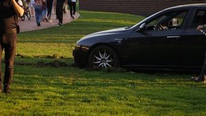 Не прошло и недели: в урбан-парке на ВДНХ в Киеве водитель легковушки загруз в недавно застеленном газоне. ФОТОрепортаж