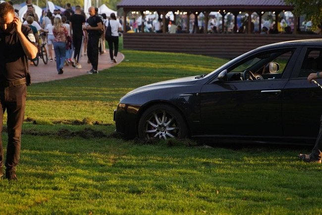 Не минуло й тижня: в урбан-парку на ВДНГ у Києві водій легковика загруз у недавно застеленому газоні 01