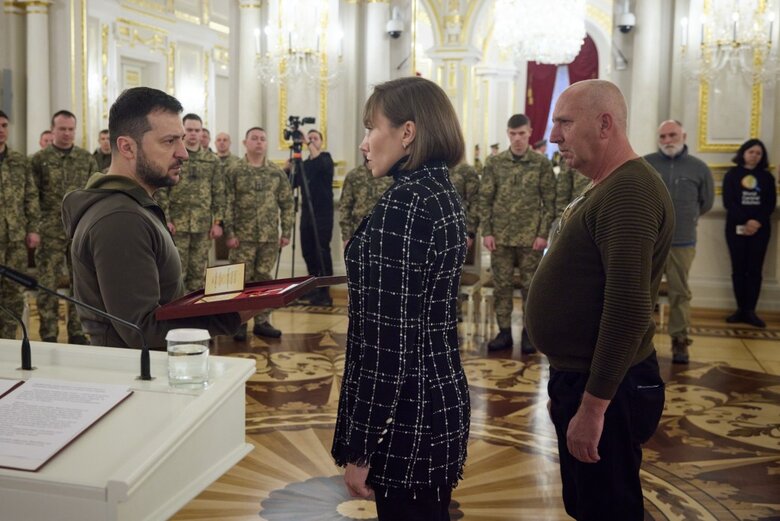 Зеленський вручив державні нагороди десантникам 07