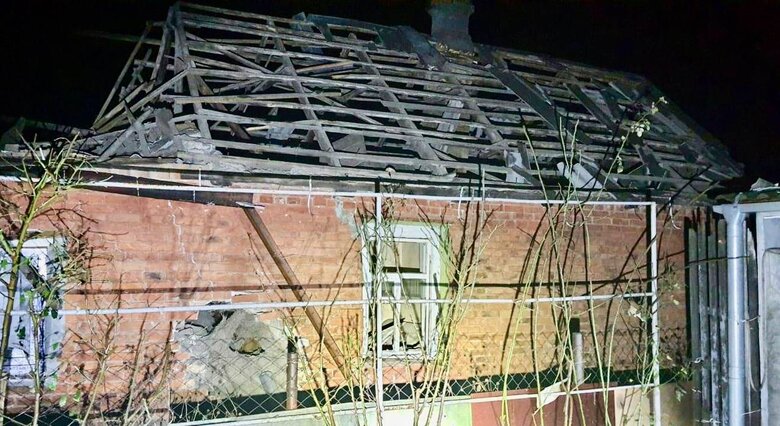 Вночі окупанти випустили понад 70 снарядів по Нікопольщині, пошкоджено житлові будинки, коледж, газогін, лінії електропередач, знеструмлено насосну станцію 04