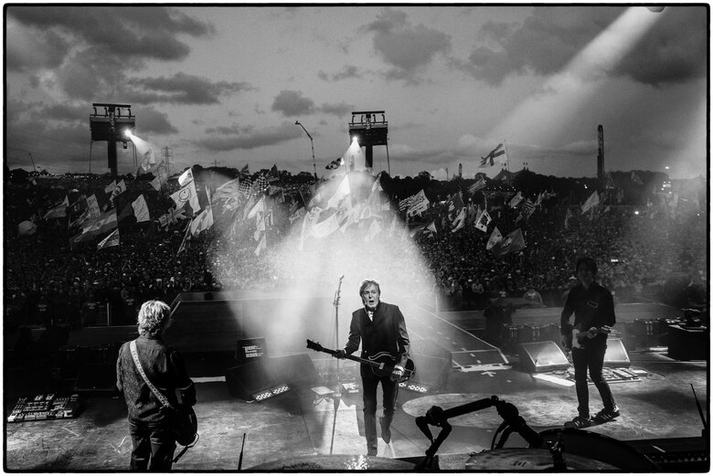 Paul McCartney took the stage at Glastonbury Festival with Ukrainian flag 03