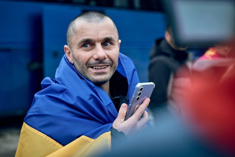 Ukraine brings home 270 defenders in prisoner exchange with Russia