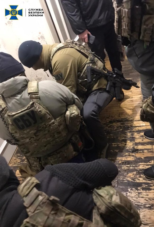 СБУ викрила підполковника податкової міліції, який зливав стратегічно важливу інформацію терористам ДНР 04