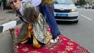 "Аладдін" і "Жасмін" проїхалися Харковом на "килимі-літаку". Поліція виписала штраф. ВІДЕО+ФОТОрепортаж