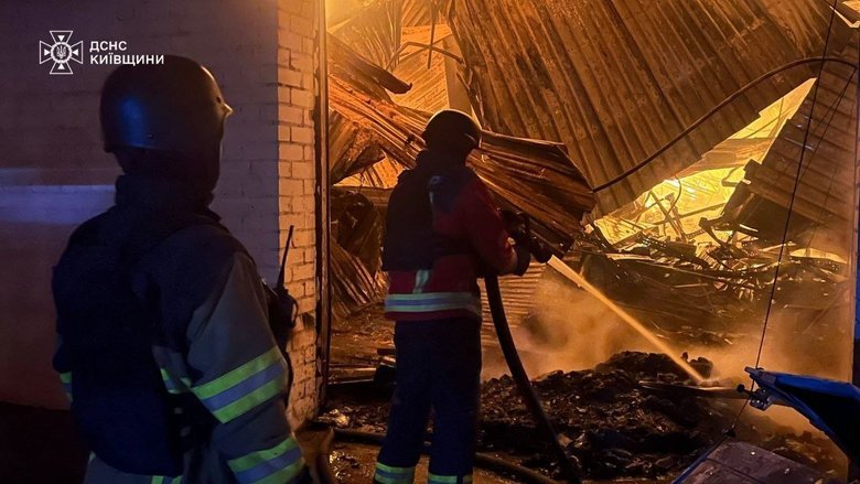 Гостомель після обстрілу РФ: рятувальники гасили склади