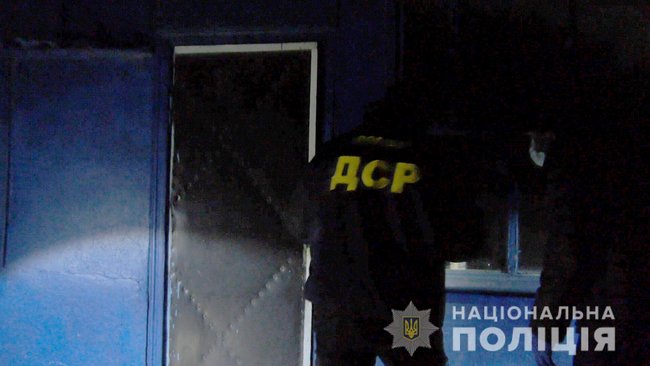 Людей сдавали в аренду, - полицейские задержали на Херсонщине злоумышленников, удерживавших людей в трудовом рабстве 01